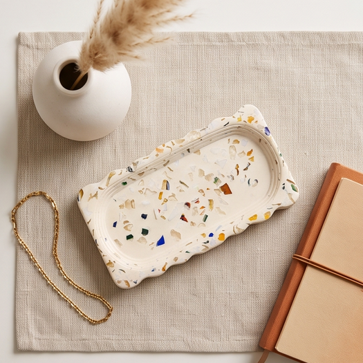 Petit plateau à bijoux artisanal en terrazzo – plusieurs finitions